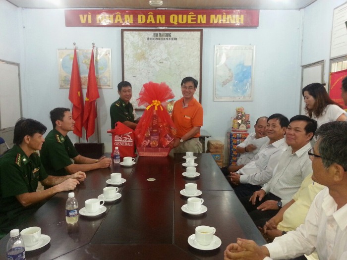 Hội Doanh nghiệp quận Tân Phú thăm và chúc Tết Bộ đội tại Đồn Biên Phòng 584