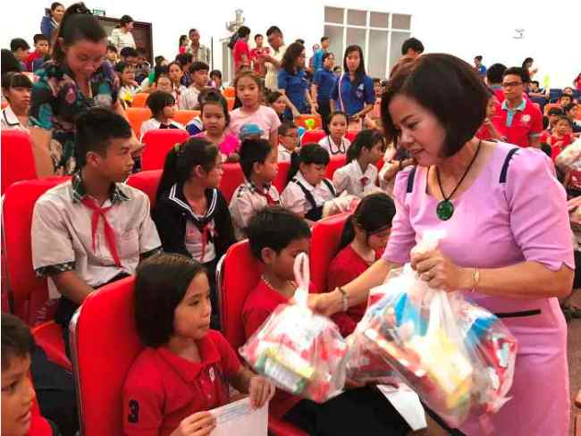 Hội doanh nghiệp quận Tân Phú trao học bổng cho các em học sinh