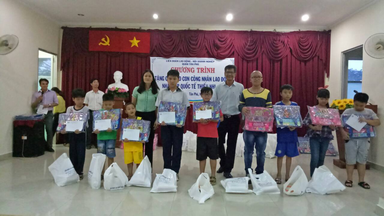 Hội Doanh nghiệp quận Tân Phú "Tiếp bước cho học sinh đến trường"