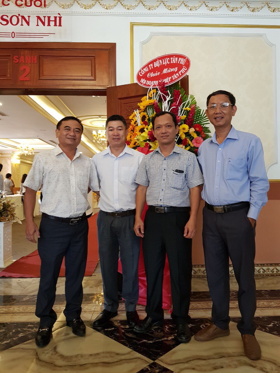 Chủ tịch Hội Doanh Nghiệp Tân Phú (giữa) cùng các đơn vị tài trợ
