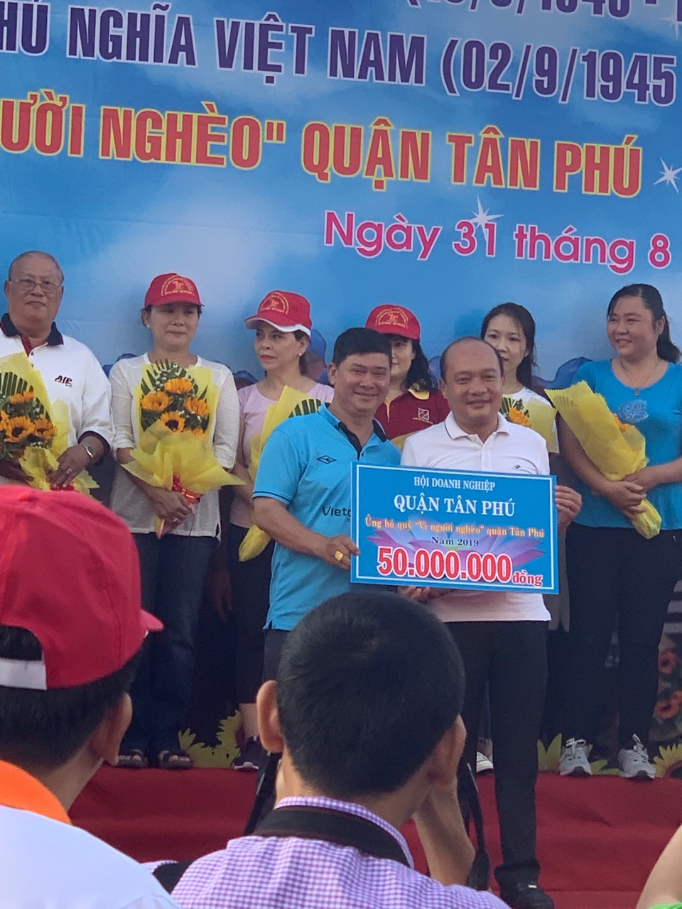 Ông Đinh Ngọc Linh trao tặng 50 triệu đồng tài trợ cho Quỹ 'Vì Người Nghèo Quận Tân Phú năm 2019'